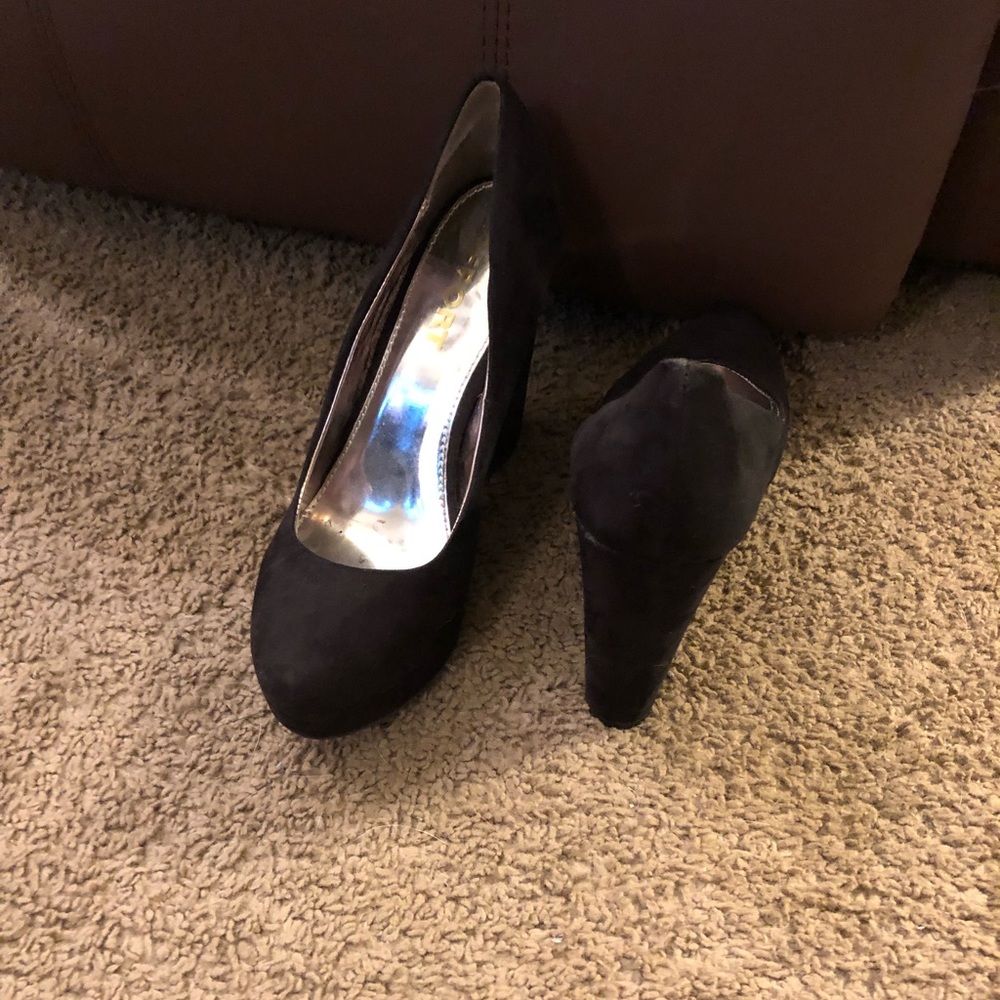 Black wedges